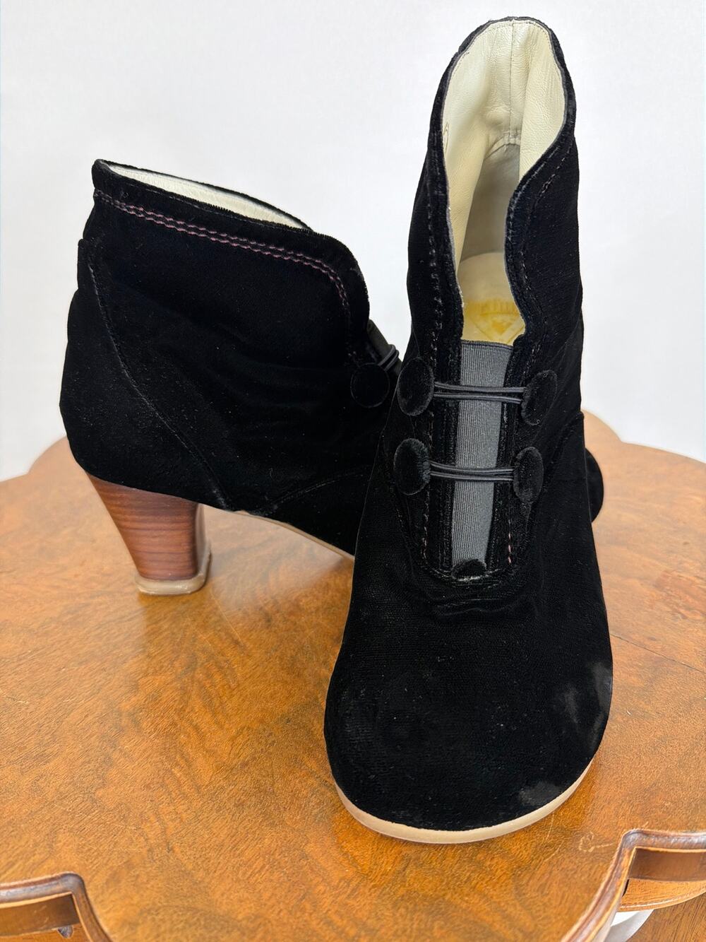 John Fluevog Black Velvet Leather Lining Stacked Heel Slip On Boots Size 11